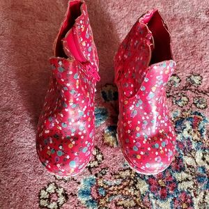 Oshkosh floral kids clogs